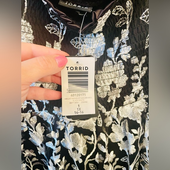Torrid Black & Silver Floral off-the-shoulder dress, Sz 1X - Picture 4 of 7